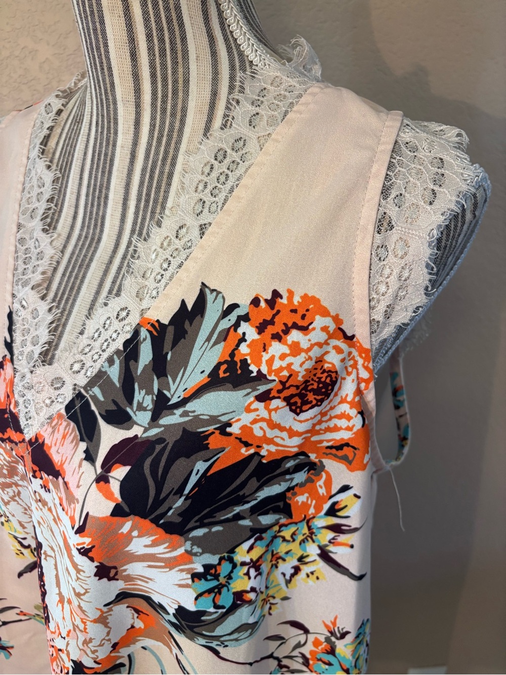 Floral Top Large Blush Nude Lace-Trim V-Neck Sleeveless Lightweight Camisole - Picture 8 of 12